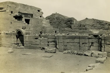 Rovine della chiesa copta vicino al tempio di Hathor, Dendera, Egitto, fotografia di Ugo Monneret de Villard