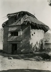 Capanna quadrata con tetto di paglia, Axum, Etiopia, fotografia di Ugo Monneret de Villard