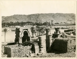 Tempio di Osiride, prima del restauro, isola di Bigeh, Egitto, fotografia di Ugo Monneret de Villard
