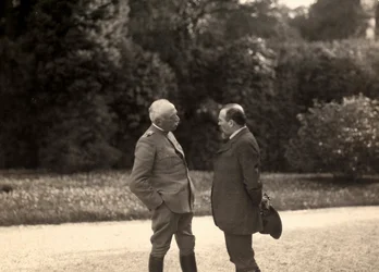 Louis Barthou parla con il Generale Luigi Cadorna. La foto è stata scattata nel maggio 1916, durante la Prima Guerra Mondiale