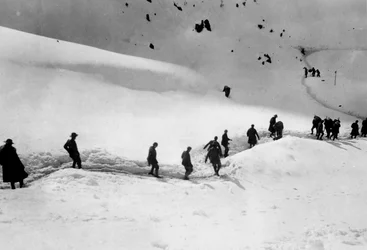 Soldati in marcia verso il Freikofel durante la Prima guerra mondiale