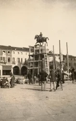 Il monumento equestre "Gattamelata", in restauro, a Padova durante la Prima Guerra Mondiale