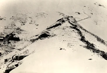 Trincee e recinzioni sui pendii del Monte Nero durante la Prima Guerra Mondiale