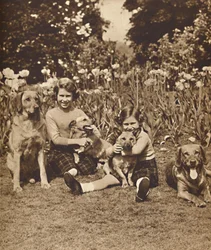 -E amici, principesse Elisabetta e Maria al Royal Lodge, Windsor, c1936 1937