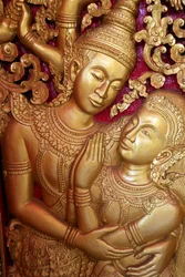 20151028, Vientiane, Laos: Tempio buddista Wat Ong Teu. Intaglio della porta che raffigura una scena del Ramayana