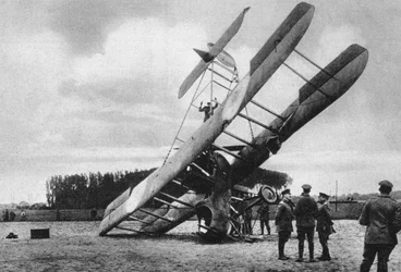 Un biplano Vickers Vimy britannico, schiantato a sud-ovest di Lille, Francia, Prima Guerra Mondiale