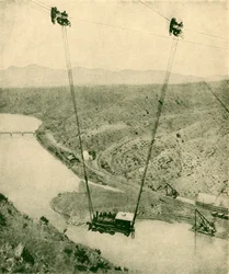 Un motore di un appaltatore che viene trasportato attraverso un canyon, Rio Grande, New Mexico