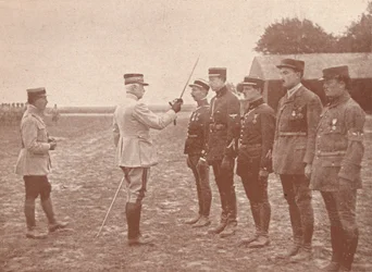 Un generale francese che conferisce decorazioni agli aviatori, c1918