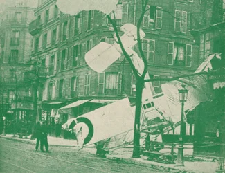 Un aeroplano francese scende in una strada di Parigi, c1917 1919