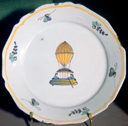 Un piatto di faience francese raffigurante il viaggio in mongolfiera di Jean-Pierre Blanchard