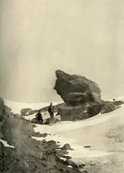 Un grande masso kenyte vicino ai quartieri invernali, c. 1908, 1909