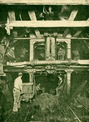 Uno scudo Greathead: Scavando un tunnel della metropolitana, 1930