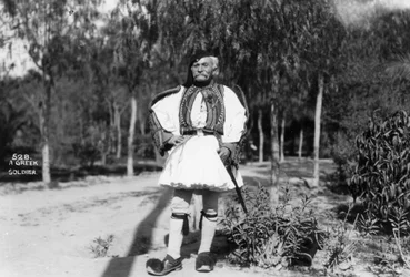 Un soldato greco in uniforme tradizionale, c1920s-c1930s