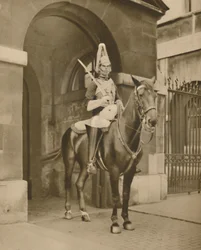Una statua vivente a Whitehall: La sentinella dei Lifeguards, c1935