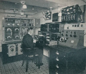 Un operatore radio Marconi che riceve messaggi wireless mentre l