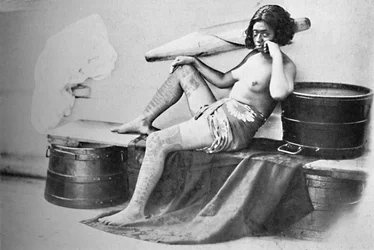 Una donna Marquesa con la parte inferiore delle gambe completamente tatuata