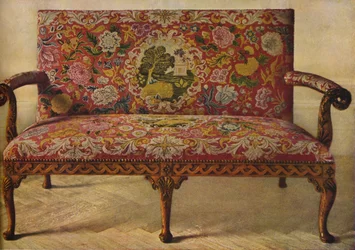 Un divano Queen Anne rivestito in Petit Point