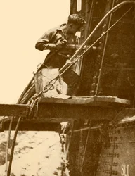 Un martello rivettante in funzione sul Sydney Harbour Bridge, c1930