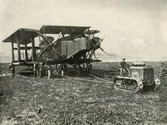 Un piccolo trattore motorizzato che posiziona una grande macchina da bombardamento della R.A.F., 1919