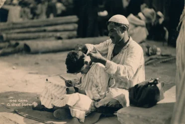 Un barbiere di strada, Il Cairo, Egitto, 1936
