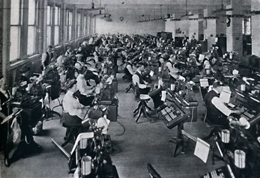 Vista della più grande batteria di macchine da composizione del mondo, 1916