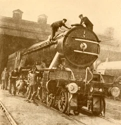 Un lavaggio e una spazzolata per il Flying Scotsman, c1930
