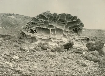 Un masso di kenyte eroso vicino ai quartieri invernali, c1908, 1909