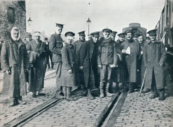 Un gruppo di feriti di Neuve Chapelle in una stazione ferroviaria francese, 1915