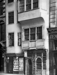 Una libreria e tabaccheria nello Strand, Londra, 1926-1927