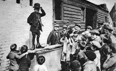 Un giovane ammiratore di Charlie Chaplin, East End di Londra, 1926-1927