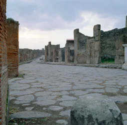 Una strada romana in ciottoli a Pompei, Italia