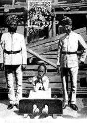 Un coolie nei ceppi, Hong Kong, 1908