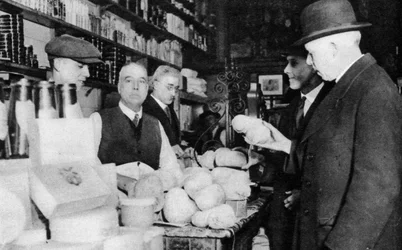 Un cliente ispeziona un haggis, Londra, 1926-1927