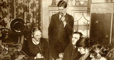 Una famiglia ascolta i risultati delle elezioni generali del 1923