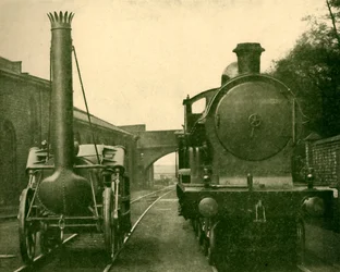 Un modello a grandezza naturale della Rocket di Stephenson accanto a una locomotiva della classe George the Fifth, Londra