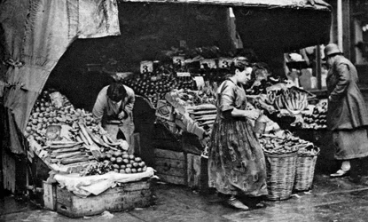 Un fruttivendolo di Commercial Road, Londra, 1926-1927