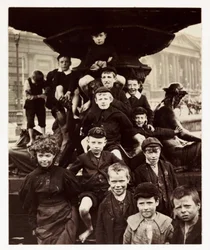 Un gruppo di bambini davanti alla fontana Steble, Liverpool, fotografato da un fotografo sconosciuto intorno al 1905