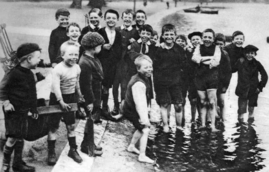 Un gruppo di canoisti estivi nel Serpentine, Londra, 1926-1927