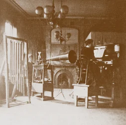 Una pianista nel primo studio di Emil Berliner a Londra, Cockburn Hotel, 1898