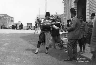 Un venditore di limonata, Beirut, Libano, c. 1920-1930