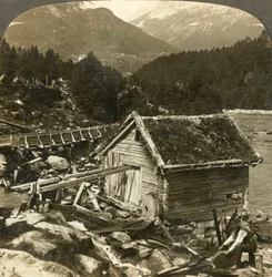 Un mulino costruito in legno e una mola ad acqua, sul fiume Stalheims, Naerodal, Norvegia, c1905