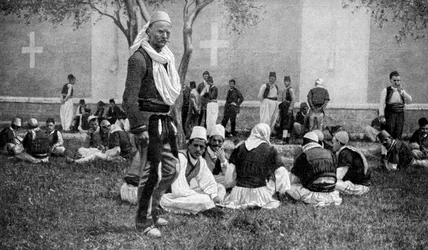 Incontro di montanari Mirdite e loro parenti di città fuori da una cattedrale di Scutari, Turchia