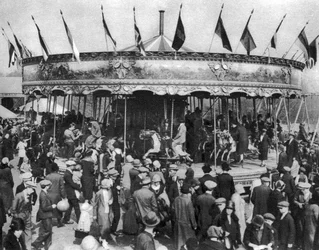 Una giostra, parte di un carnevale del giorno festivo a Hamstead Heath, Londra, 1926-1927