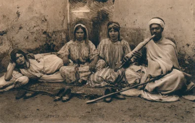 Una fotografia che raffigura persone arabe tradizionali, c1909