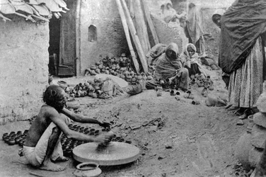Un vasaio al lavoro, India, XX secolo