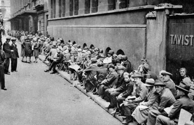 Una coda per i biglietti della prima a Covent Garden, Londra, 1926-1927
