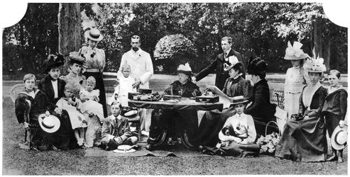 Una festa di famiglia reale a Osborne House, Isola di Wight, c1890-1900, 1935
