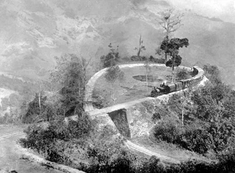 Un singolo anello nella Ferrovia Himalayana di Darjeeling, India, c1910