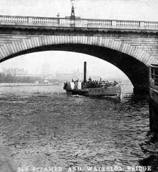 Un piroscafo che passa sotto il ponte di Waterloo, Londra, inizio XX secolo