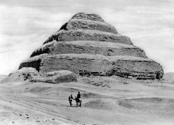 Una piramide a gradoni fuori Il Cairo, Egitto